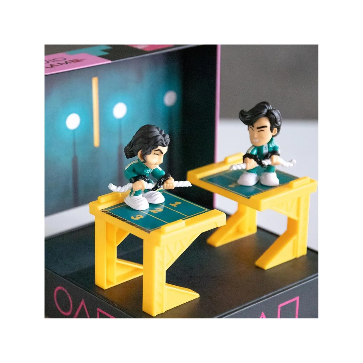 Squid Game Challenge Tug of War Game from the Netflix Series, Challenges to Play and Display, Includes Mini Set and Figures, Game for Adults - Image 3