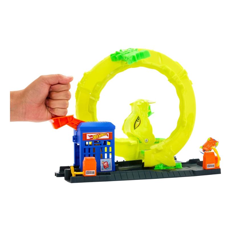 Hot Wheels City Nemesis Snake Strike Attack – JBM63-2 A colorful Hot Wheels track featuring a snake-themed obstacle, with cars racing through loops and ramps in a city setting