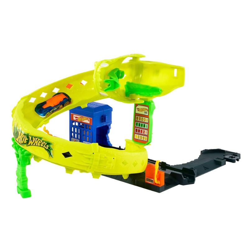 Hot Wheels City Nemesis Snake Strike Attack – JBM63-3 A colorful Hot Wheels track featuring a snake-themed obstacle, with cars racing through loops and ramps in a city setting