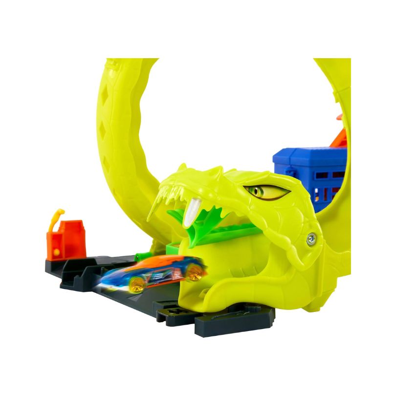 Hot Wheels City Nemesis Snake Strike Attack – JBM63-4 A colorful Hot Wheels track featuring a snake-themed obstacle, with cars racing through loops and ramps in a city setting