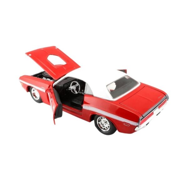 aisto model of a classic 1970 Dodge Challenger R/T Coupe, showcasing its iconic shape
