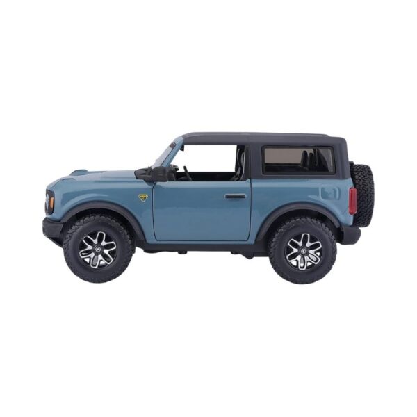 White Maisto 1:24 scale model of a 2020 Chevrolet Corvette Stingray Coupe, showcasing sleek design and details