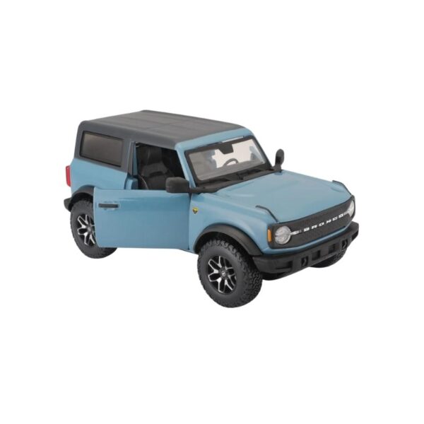 White Maisto 1:24 scale model of a 2020 Chevrolet Corvette Stingray Coupe, showcasing sleek design and details