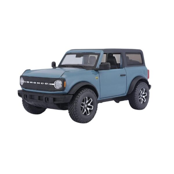 White Maisto 1:24 scale model of a 2020 Chevrolet Corvette Stingray Coupe, showcasing sleek design and details