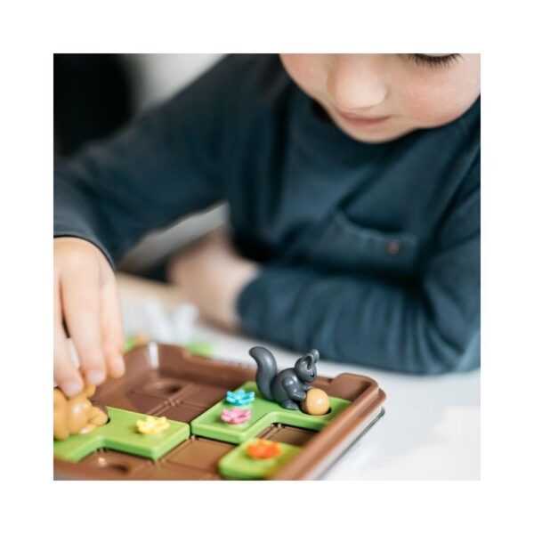 Colorful game box for Smart Games Squirrels Go Nuts, featuring playful squirrels and acorns on the cover